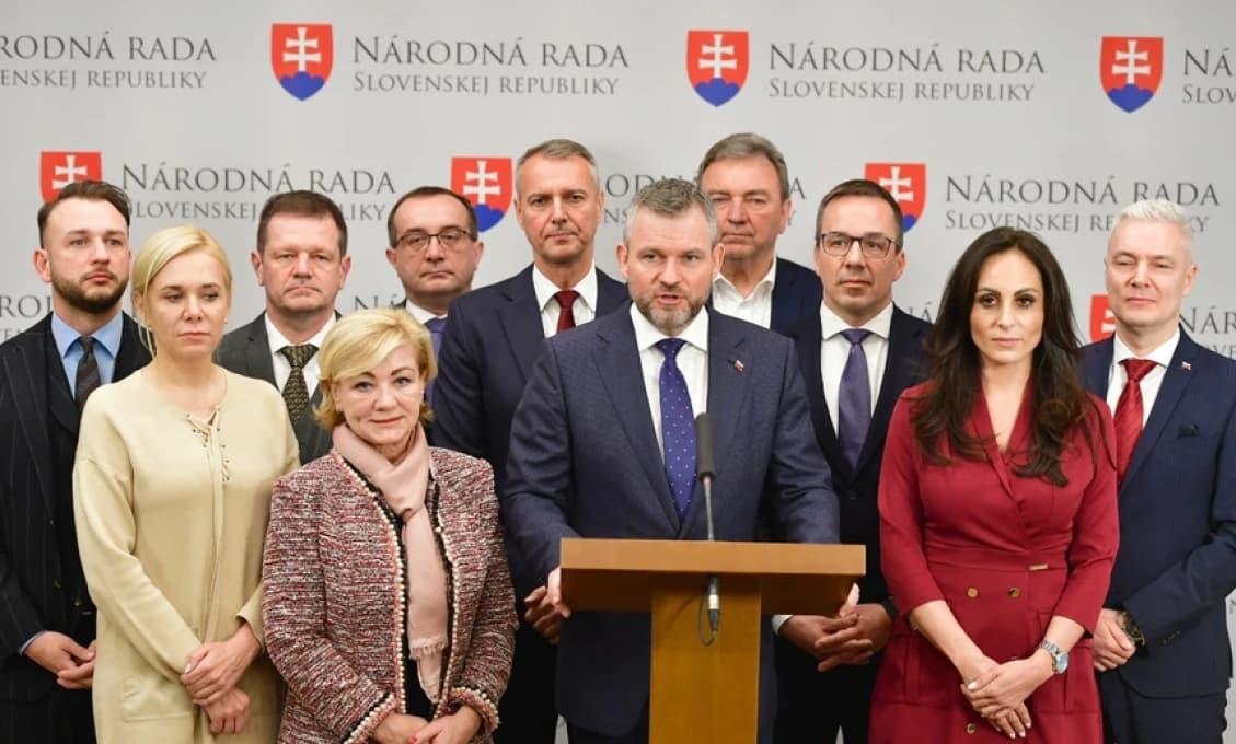 Výzva HLASu - žiadne zlaté padáky všetkého schopným