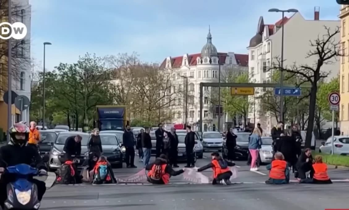 DOBRÝ PRÍKLAD? Nemeckí klimatickí aktivisti "sa činia" (VIDEO)