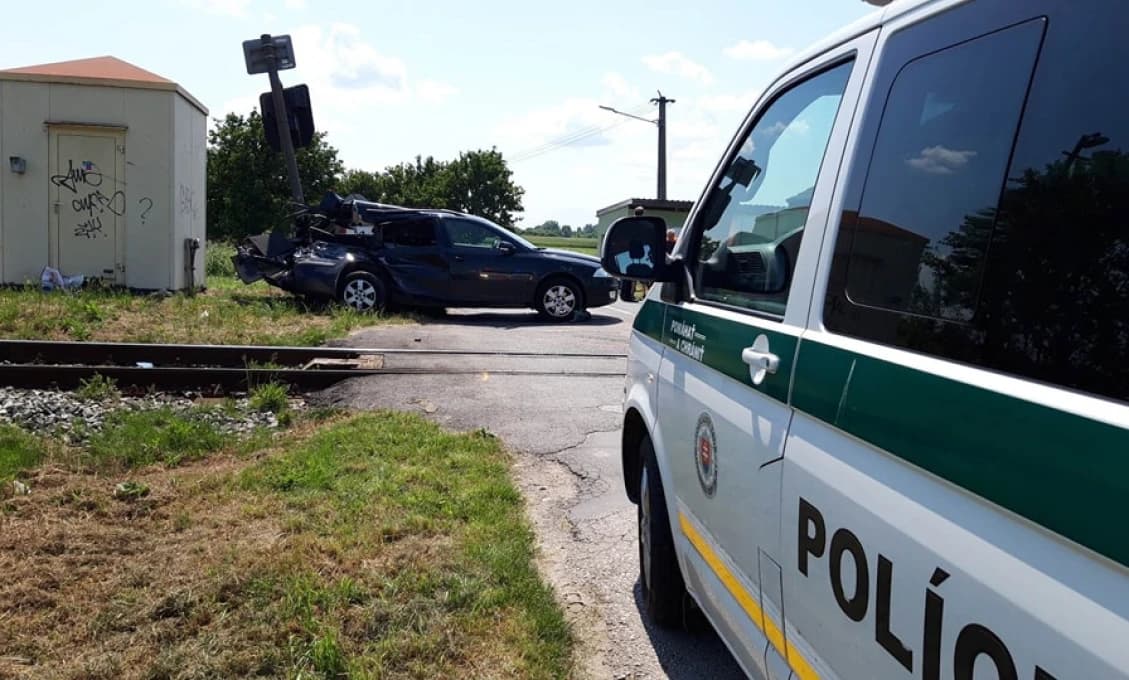 DESIVÝ ZÁZRAK! Zrážka auta s vlakom (FOTO)