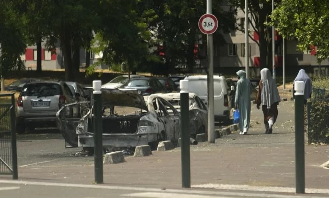 NEPOKOJE vo Francúzsku: Horeli autá aj obchody!