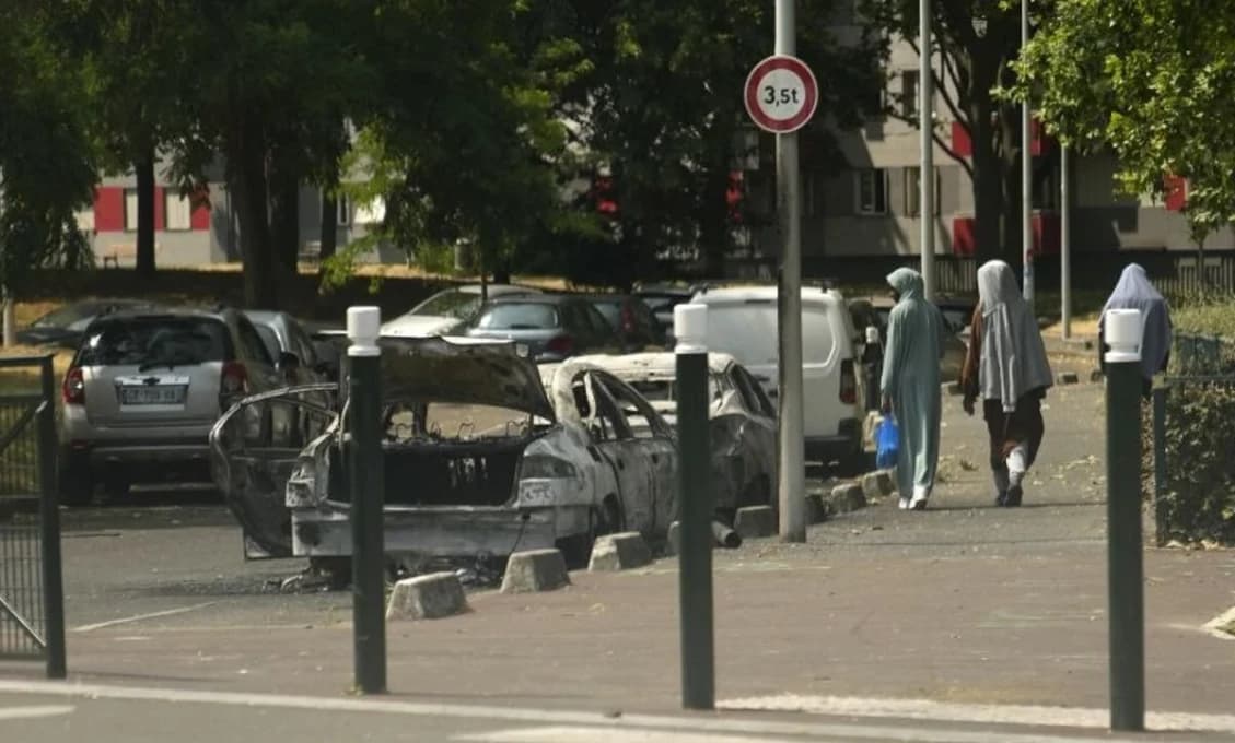 Šokujúce video z Francúzka! Ako policajt zastrelil 17-ročného chlapca