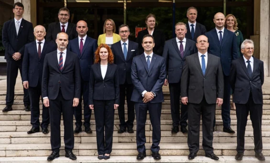 Vláda odvolala K. Kučeru a A. Záborskú z funkcií splnomocnencov vlády SR