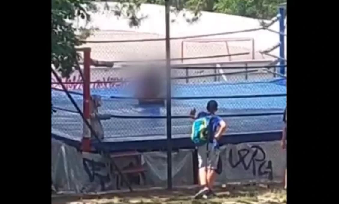 NECHUTNÉ, čo spravil TENTO muž maloletému chlapcovi: Zdvihol ho nad hlavu a hodil o zem!