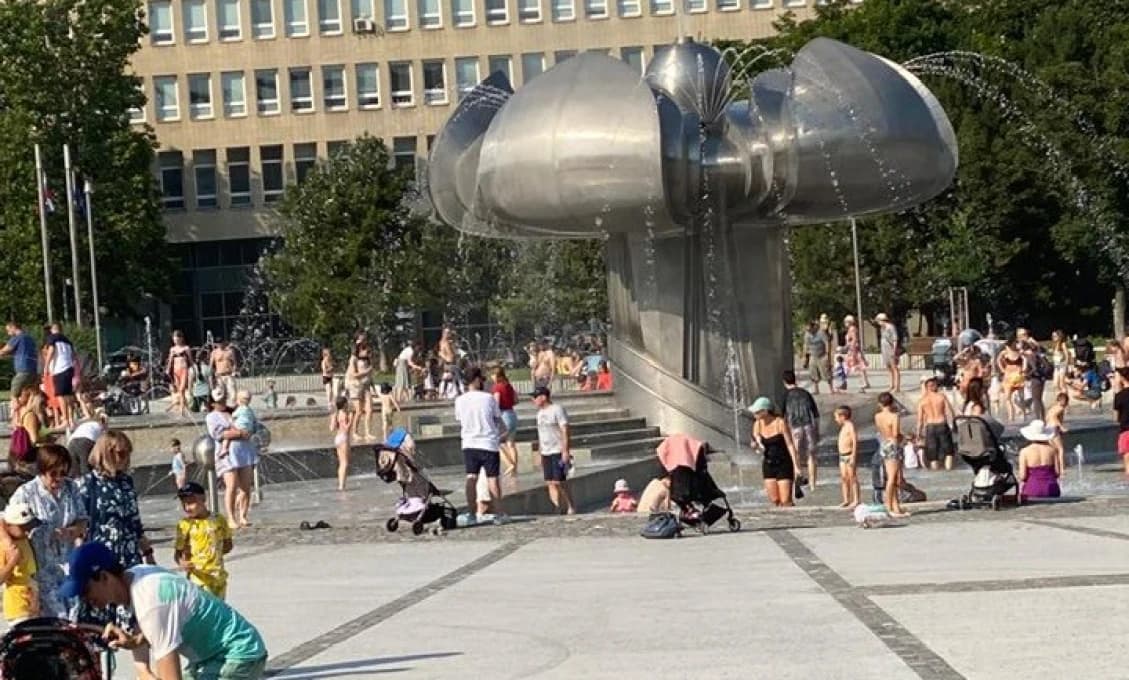Fontána pred prezidentským palácom, alebo kúpalisko? (VIDEO)