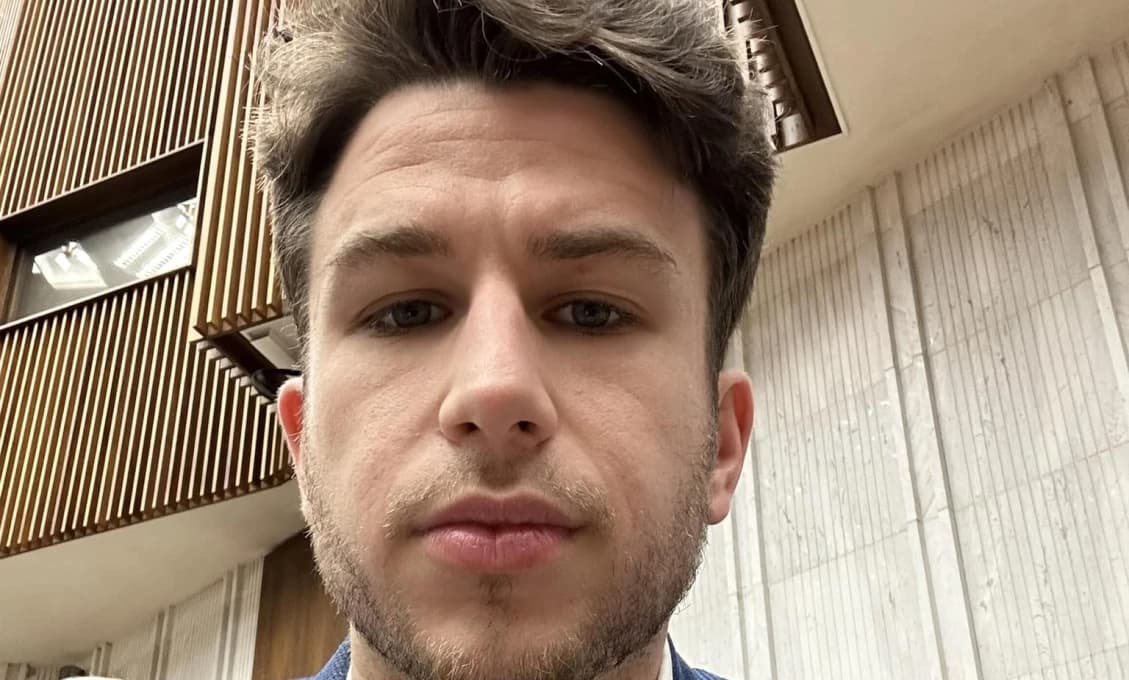 Andrej Stančík si chce vziať späť slovenskú vlajku! Lož, rozkol, chorý človek...reagujú ľudia v komentároch!