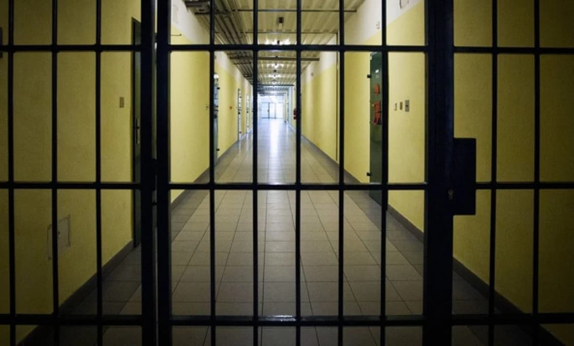 Dal väzňovi penisom po čele! Skoro prišiel o semenníky
