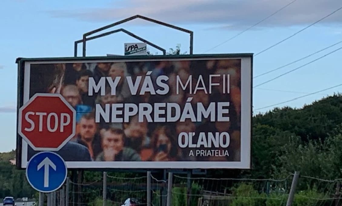 Už aj dopravné značky sa mu rehocú