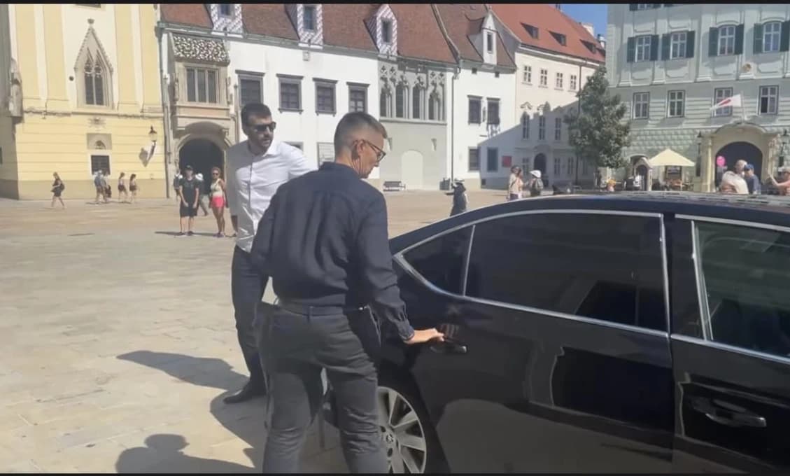 Záleská sťa MINISTER.. Čo nemá NOHY?