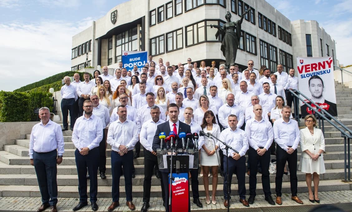 43 dní do volieb: NAKA besní a zatýka všetkých naokolo, a súdy rozhodujú proti REPUBLIKE