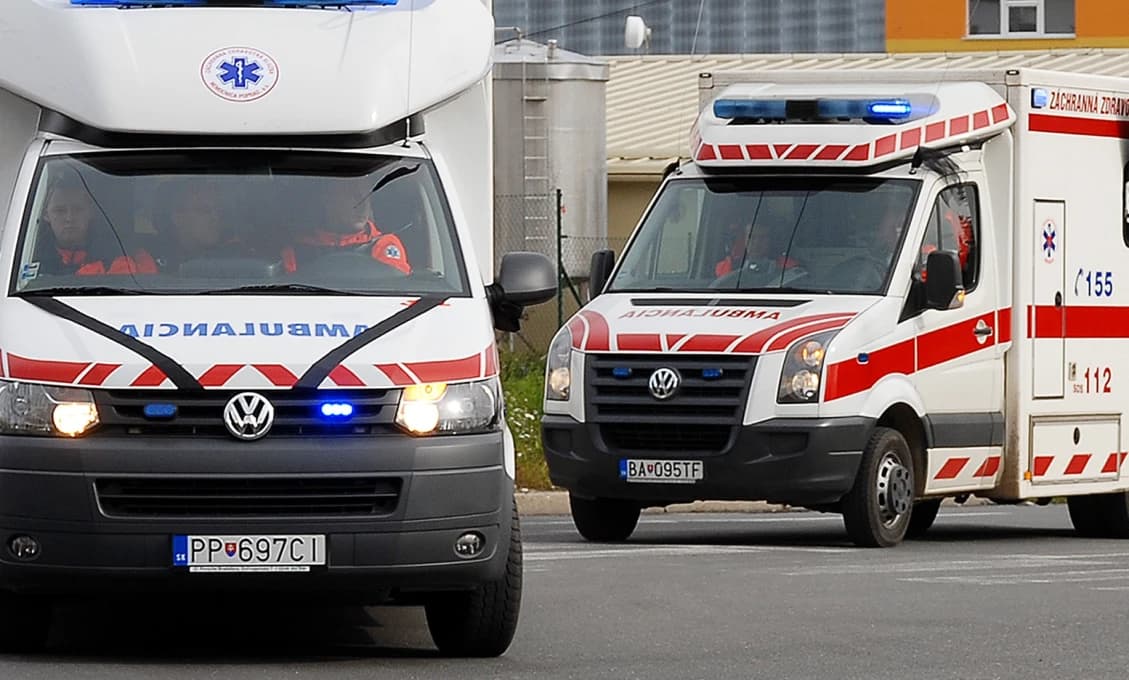Psychiatrický pacient pri prevoze UKRADOL sanitku! Rútil sa po diaľnici