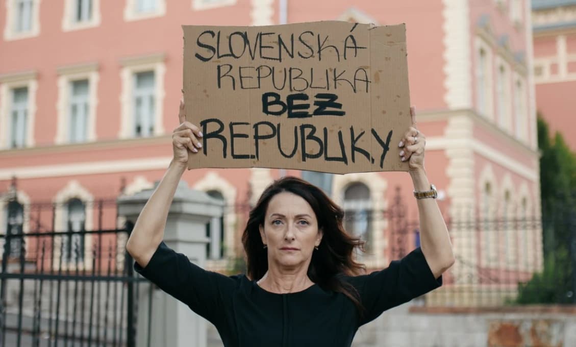 Predvolebná kampaň DEMOKRATOV! Na barikády proti Republike s kartónom zo supermarketu (VIDEO)