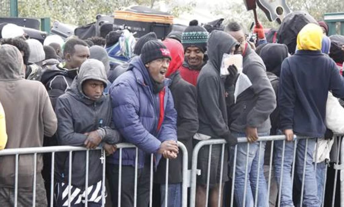 Problémy s NELEGÁLNYMI migrantmi: Zanechávajú odpad a berú si aj ovocie