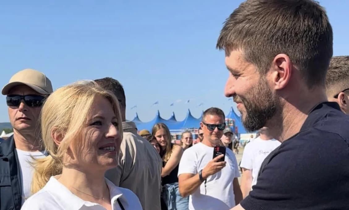 Komu nenápadne nahráva prezidentka?