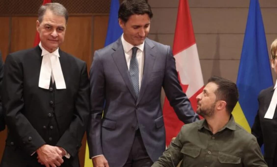 POĽSKO ZÚRI! Zelenskyj a Trudeau tlieskali ukrajinskému nacistickému vojakovi SS