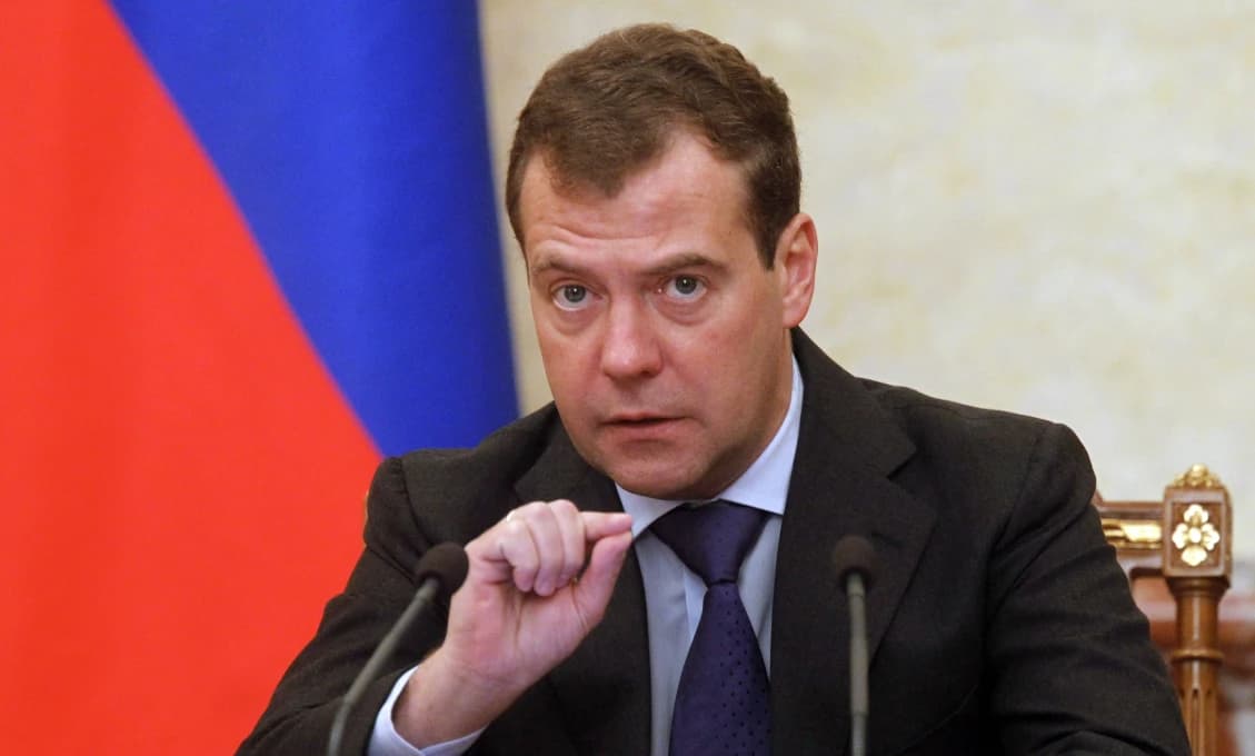 Medvedev hovoril o "bláznovi", ktorý tlačí Rusko do tretej svetovej vojny