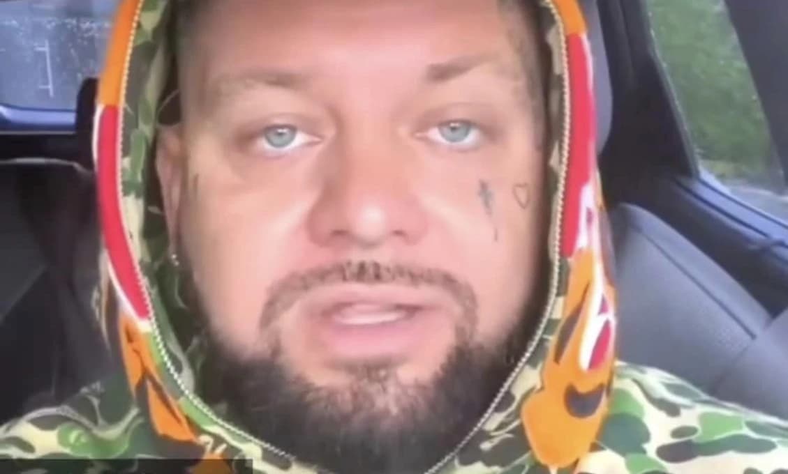 MAINSTREAM ZÚRI! Kali chce slobodu slova, tak mu ZATVÁRAJÚ ÚSTA (VIDEO)