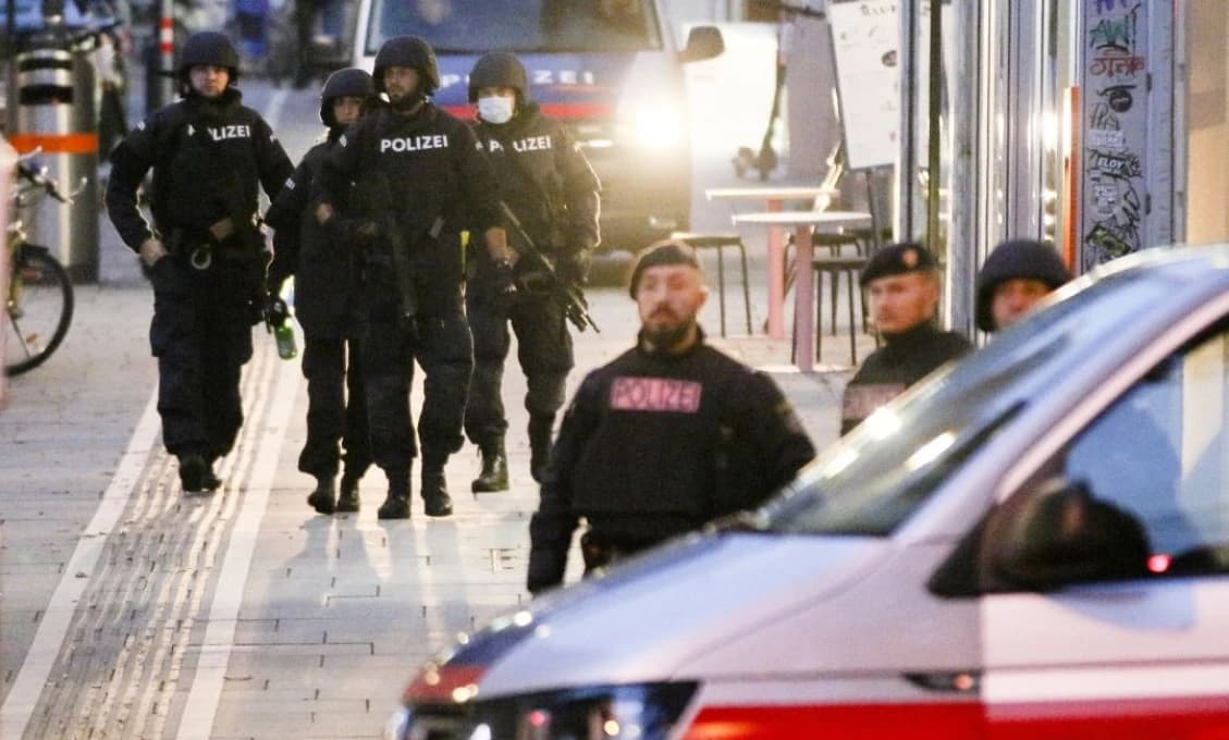 Viedeň: Útočník spustil streľbu priamo na ulici, hlásia zranených
