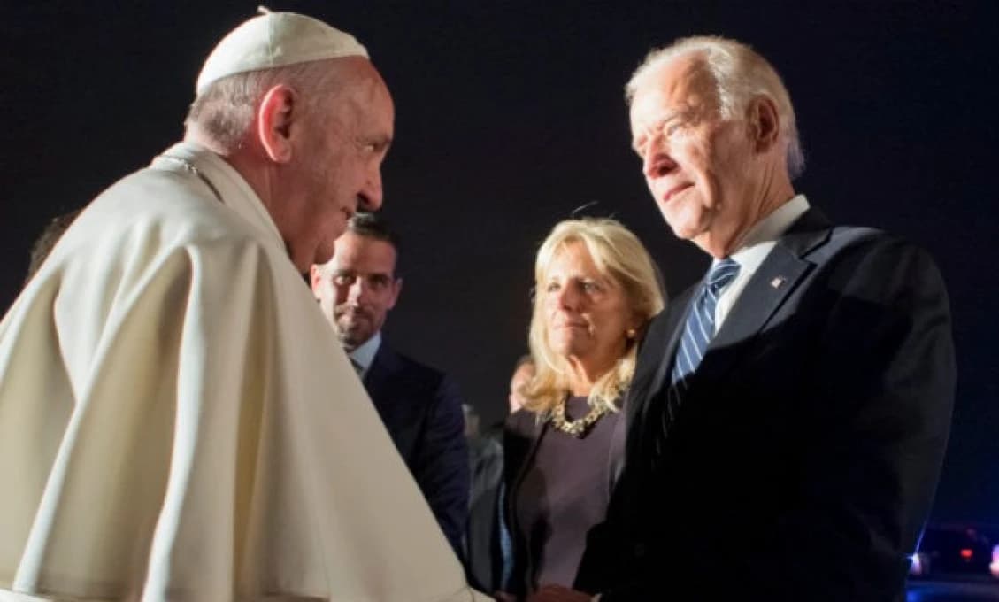 Pápež František telefonuje Joeovi Bidenovi