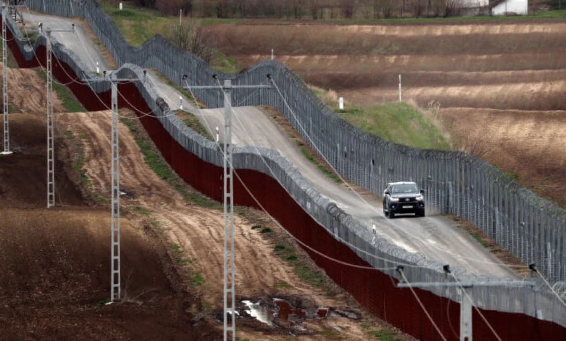 ZÚRIVÁ PRESTRELKA gangov prevádzačov migrantov na maďarských hraniciach!