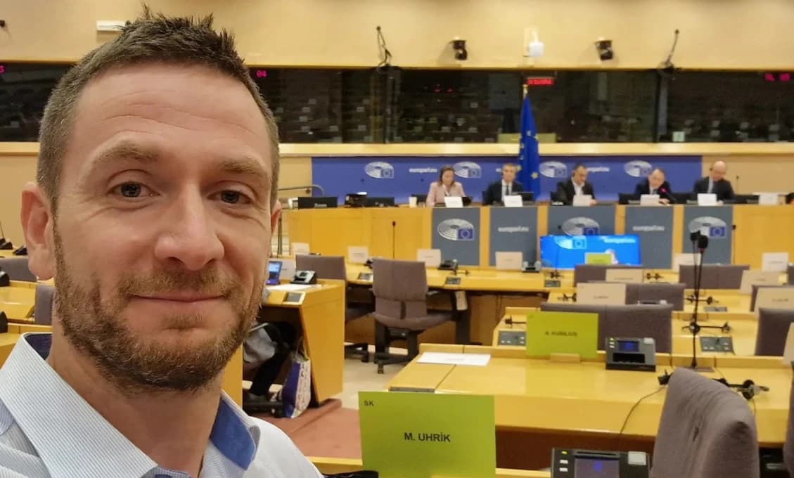 Europoslanec z Bruselu: Špehovanie kvôli nenávistným prejavom a "zlé" Rusko