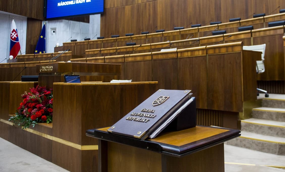 Začala sa mimoriadna schôdza, na ktorej má Šutaj Eštok čeliť odvolávaniu