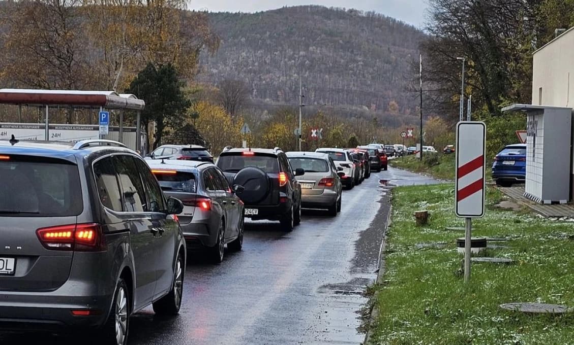 AKTUÁLNE VÁŽNA NEHODA! Ranených ratujú viaceré SANITKY! Tvoria sa obrovské KOLÓNY (FOTO)