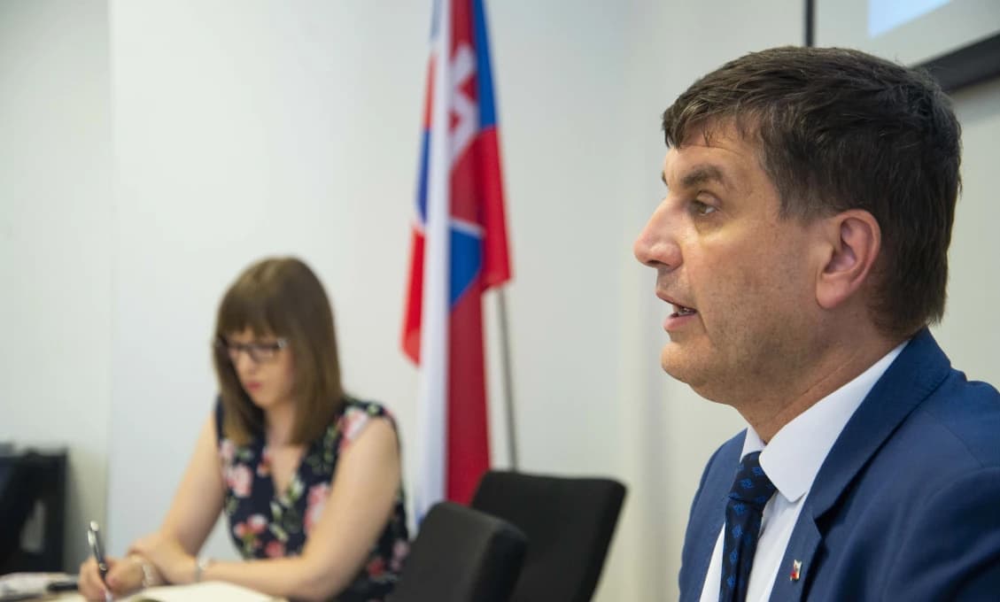 Nová vláda bude diskutovať o znížení dôchodkového veku, naznačil štátny tajomník B. Ondruš