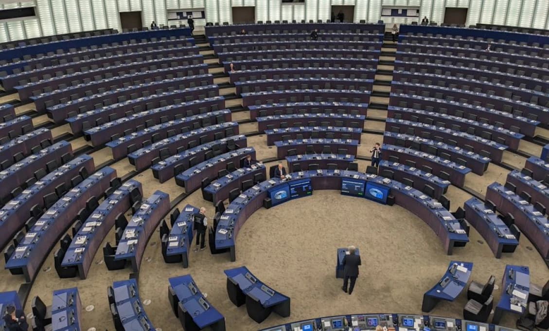 EÚ zaplatí novinárom študijné cesty do Bruselu! Naučia ich SPRÁVNE ŠÍRIŤ PROPAGANDU