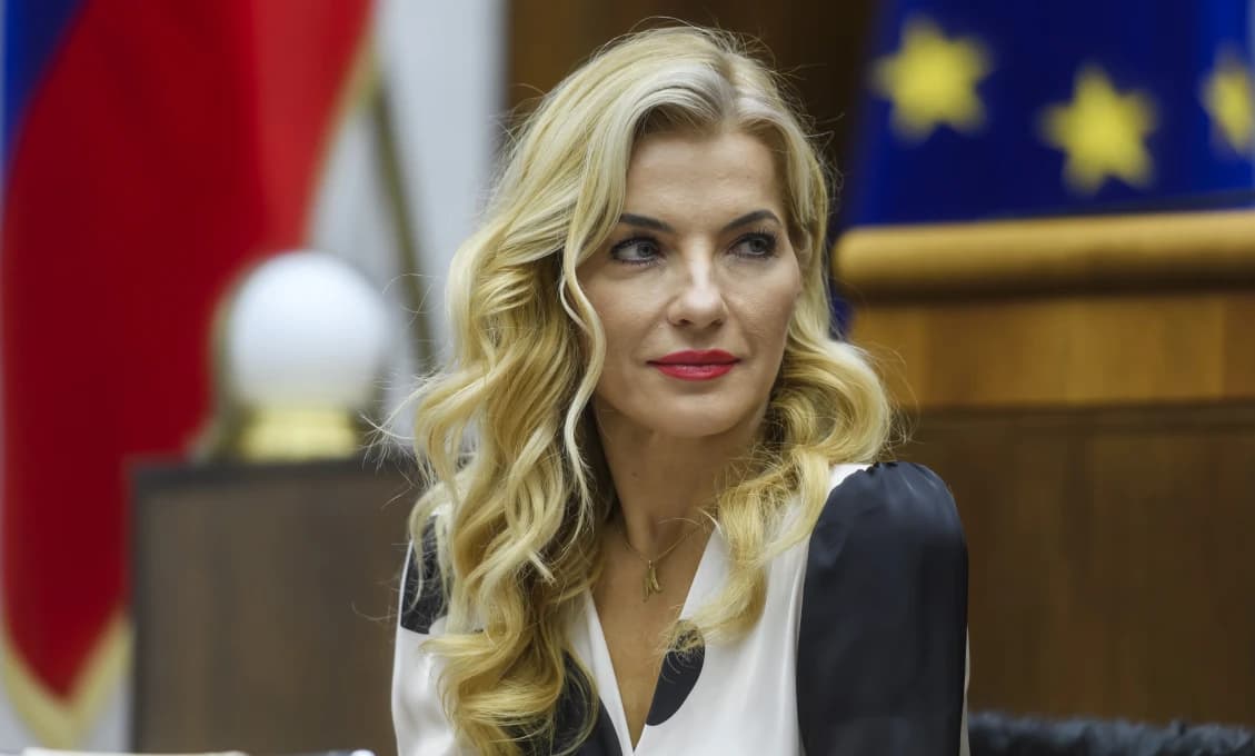 Hlas ľudu: Šimkovičová? Fuj! Národniarka je to! Nemá rada teplých! Na hranicu s ňou! Upáliť!