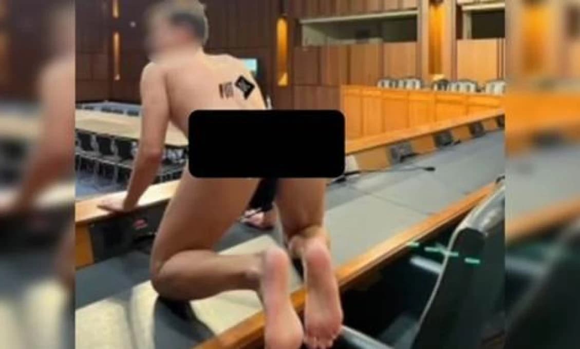 KAM SA HRABE MATOVIČ! V USA gay porno priamo v sále senátu (VIDEO)