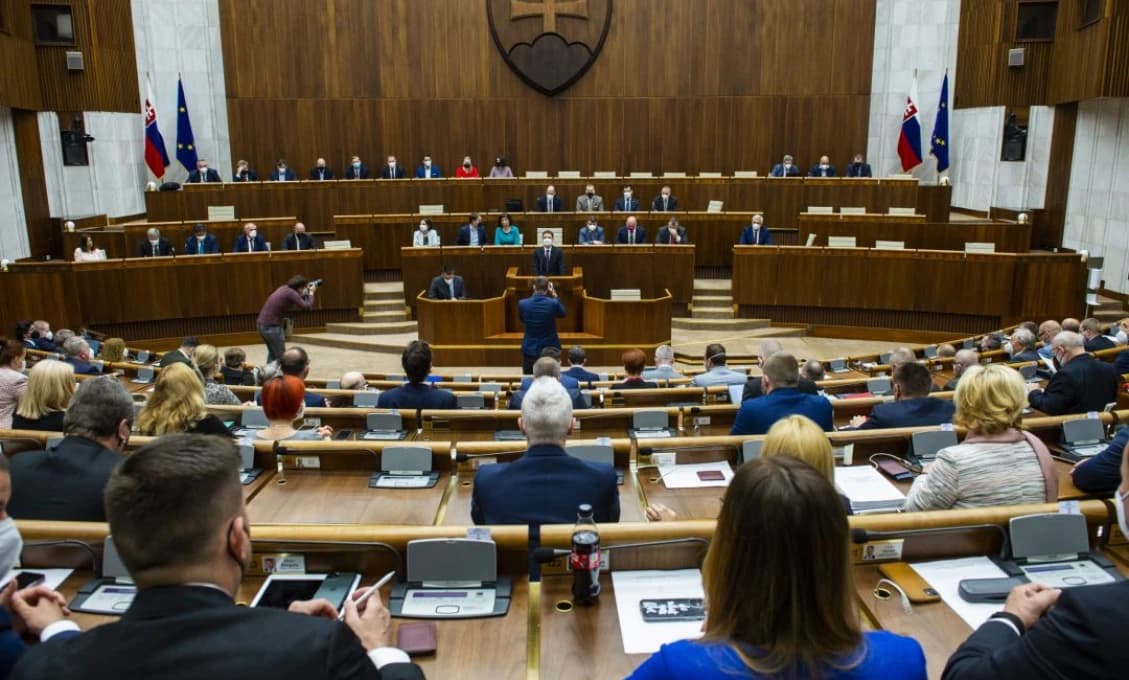 Poslanci budú pokračovať v riadnej schôdzi od pondelka