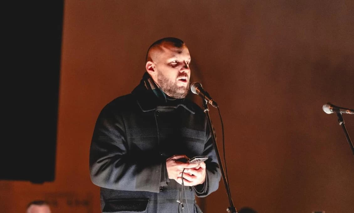 Niektorí poslanci stíhajú aj štyri stoličky. LUCIA PLAVÁKOVÁ a MICHAL SABO patria medzi nich.