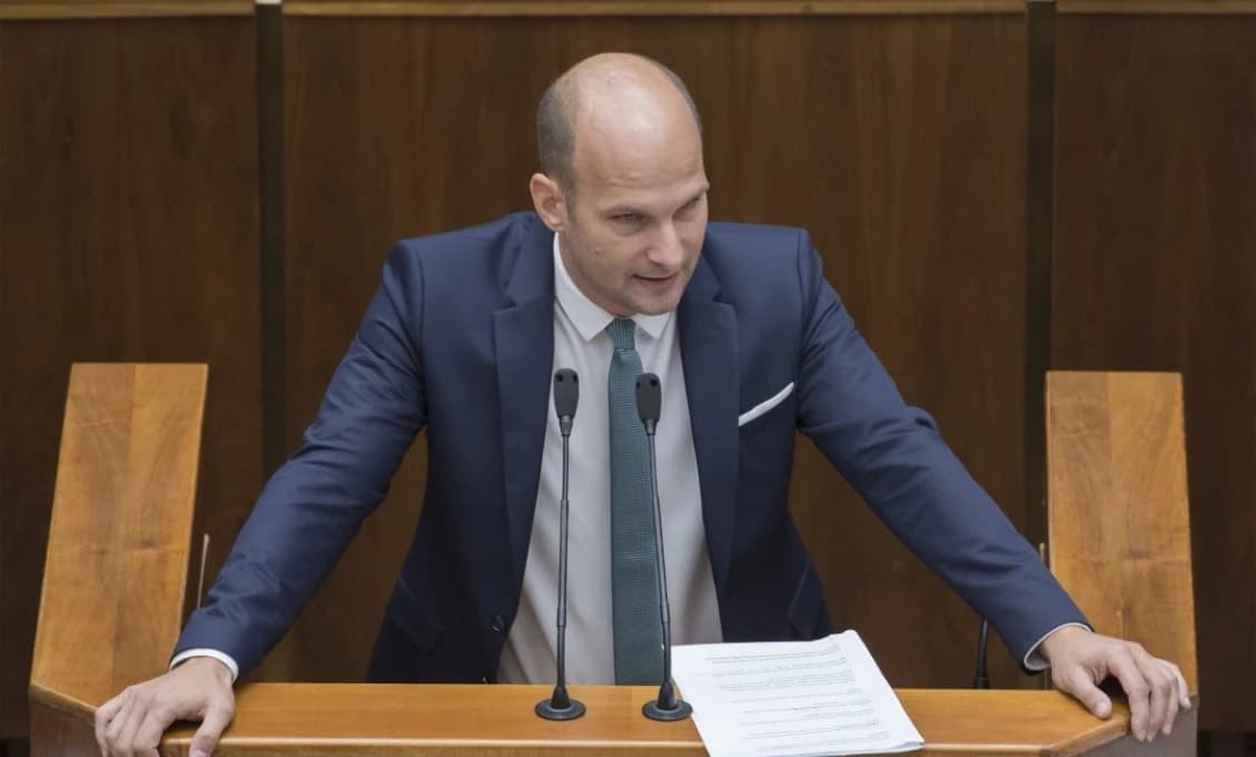 Grendel rečnil sedem hodín, potom prišla studená sprcha