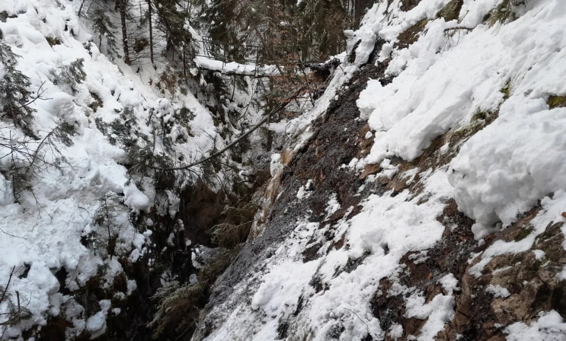 V doline Tiesňavy pri Stratenej sa zosunul svah i s turistickým chodníkom