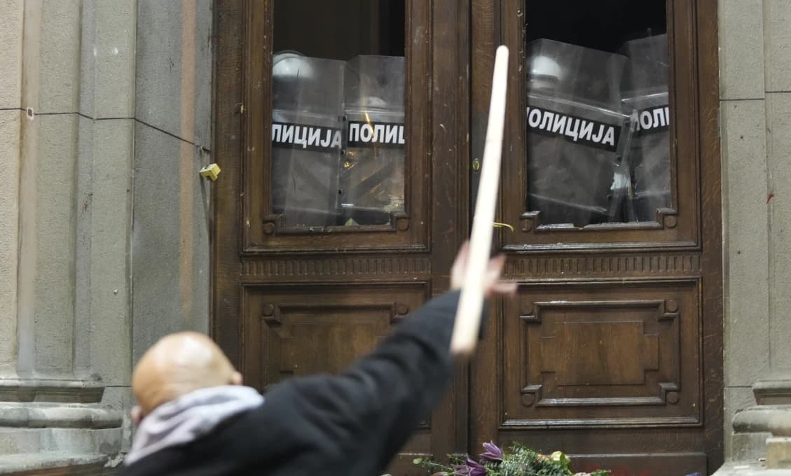 Slepota Západu voči porušovaniu zásad právneho štátu v Srbsku je neprijateľná
