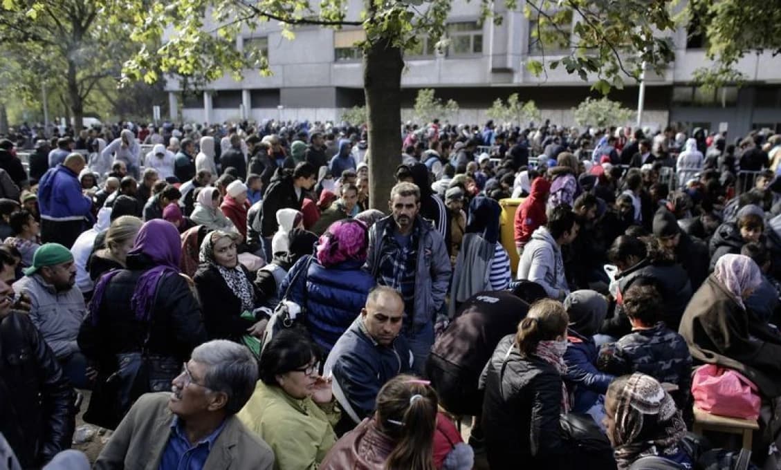 Počet žiadateľov o azyl v štátoch Európskej únie prekročil za tento rok JEDEN MILIÓN! Ich prílev však má aj hrozivé dôsledky