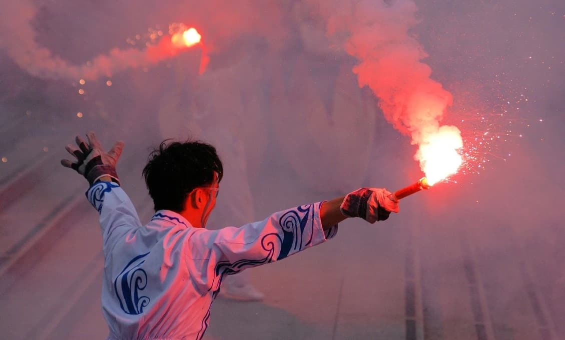 Hlásené sú vážne zranenia pyrotechnikou. Mužovi ZDEVASTOVALA tvár!