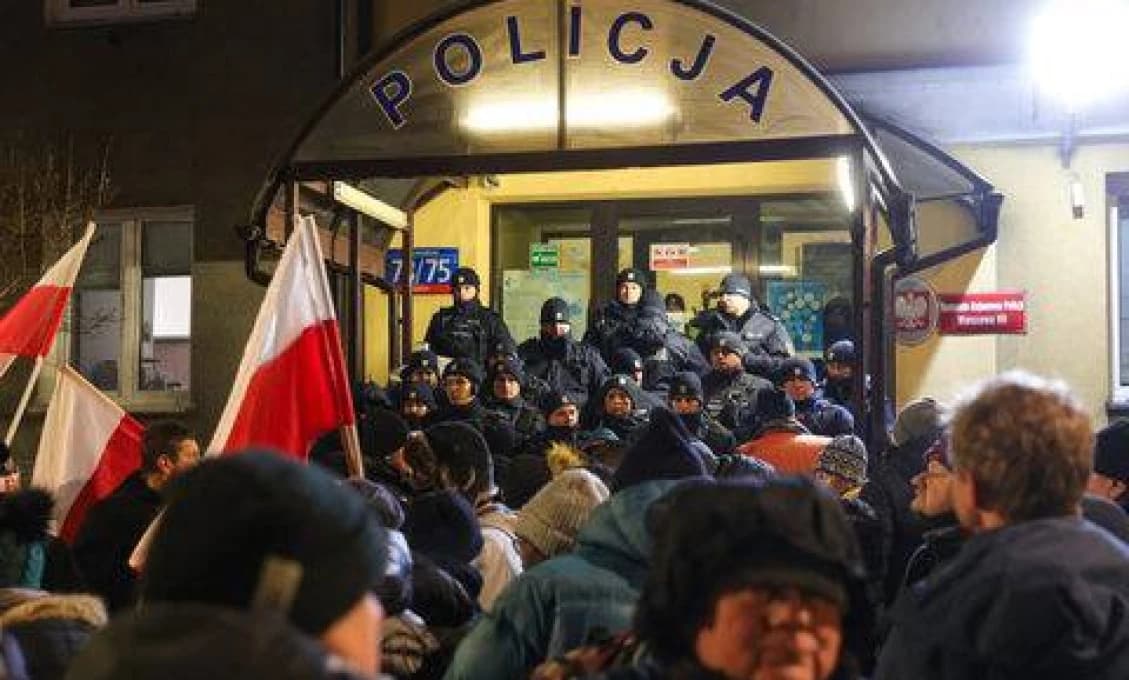 POĽSKÝ MINIPUČ - TUSK IDE CEZ MŔTVOLY: Polícia v prezidentskom paláci zatkla bývalých vládnych ministrov