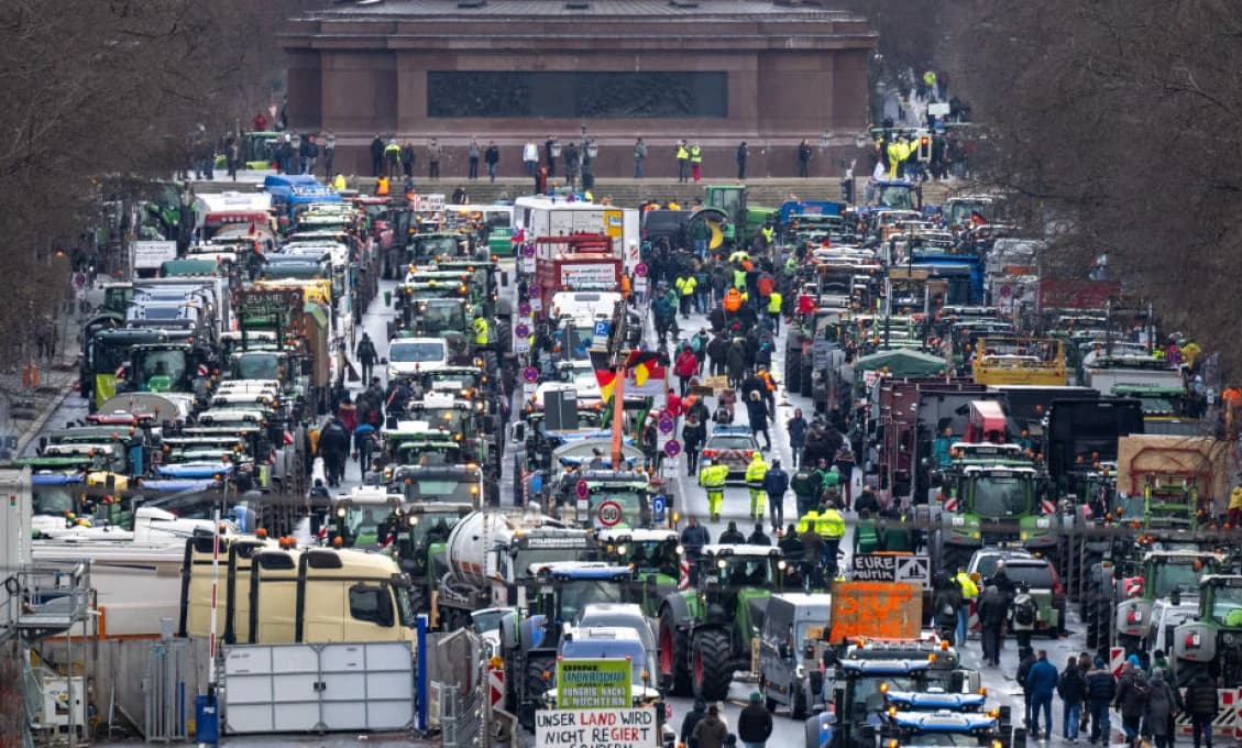 NEMECKÁ VLÁDA V PANIKE: 10 000 traktorov a kamiónov blokuje Berlín (FOTOGALÉRIA)