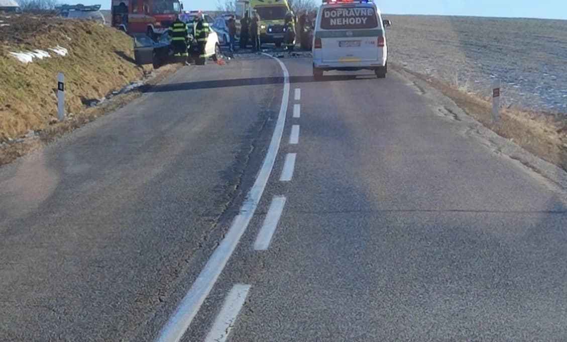 ALTUÁLNE ŤAŽKÁ NEHODA Na mieste sú ZÁCHRANÁRI aj HASIČI! Cesta je NEPREJAZDNÁ (FOTO)