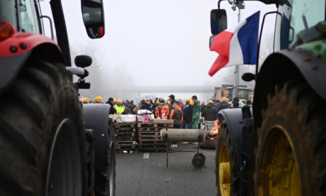 Z TOHTO VIDEA ODPADNETE! UŽ AJ FRANCÚZI TO MYSLIA SAKRAMENTSKY VÁŽNE. Blokáda Paríža je na spadnutie