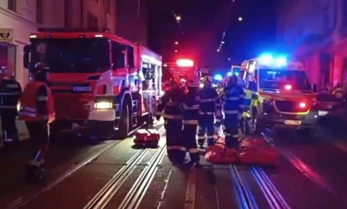 Podpaľač v Liberci spôsobil hrozivý požiar. Incident si vyžiadal ťažké zranenia (VIDEO)