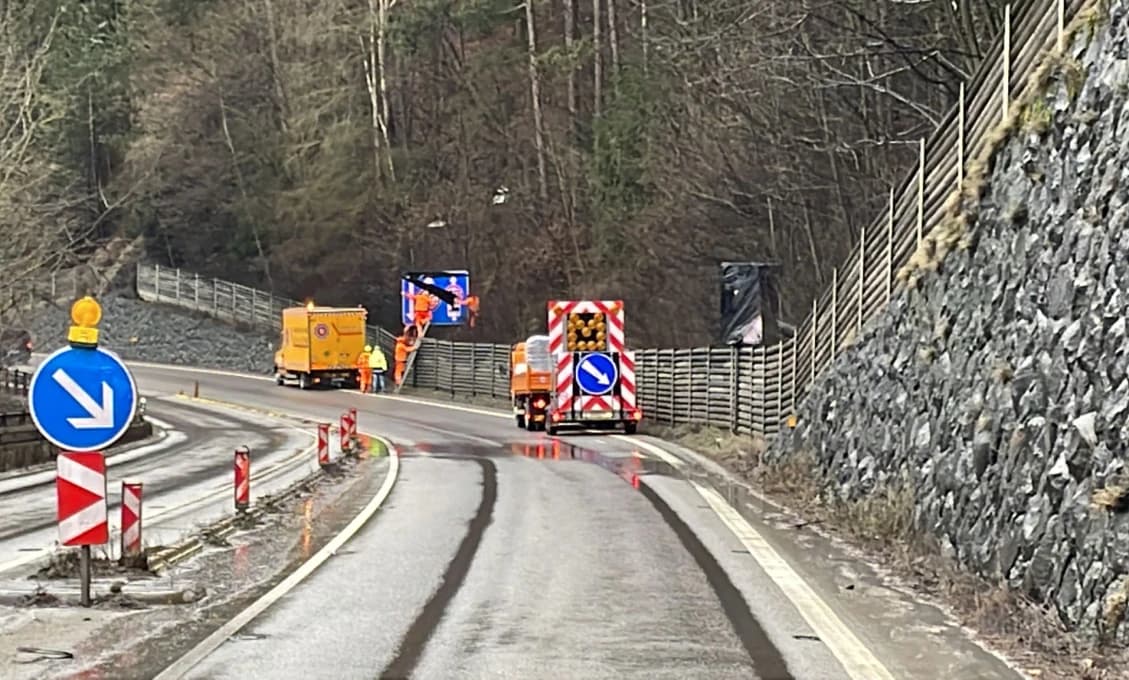 Na ceste pod Strečnom sú na ceste padnuté kamene