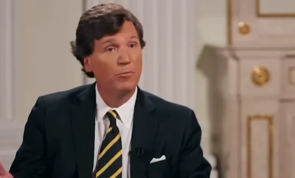 Čo hrozí Carlsonovi za rozhovor s Putinom?