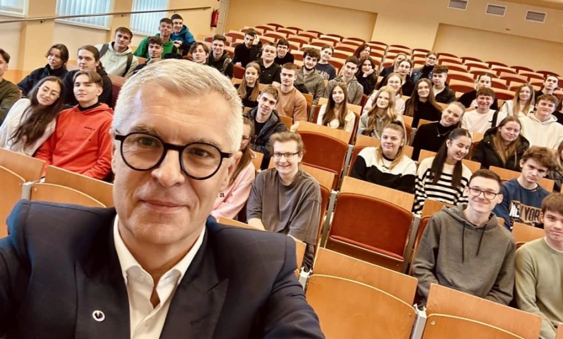 MŠVVaM: V školách a školských zariadeniach platí ZÁKAZ POLITICKEJ PROPAGÁCIE!