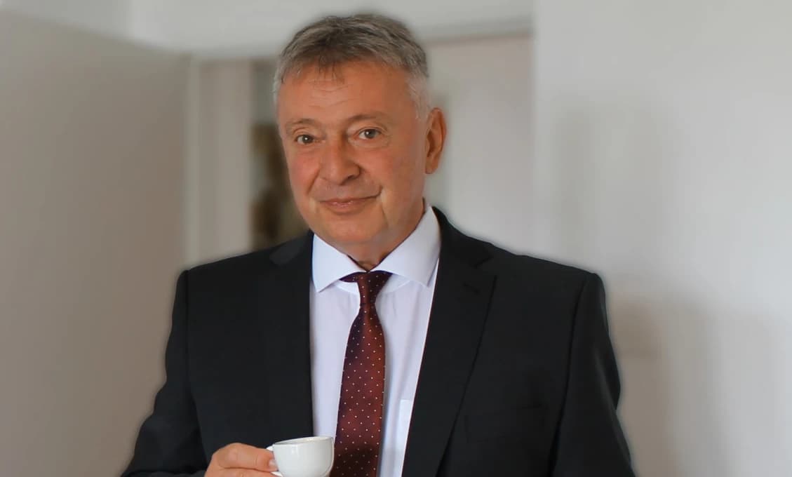 Generál Viktorín: Pupkáči v oblekoch hovoria spoza hrubých stolov o vojne ako o počítačovej hre