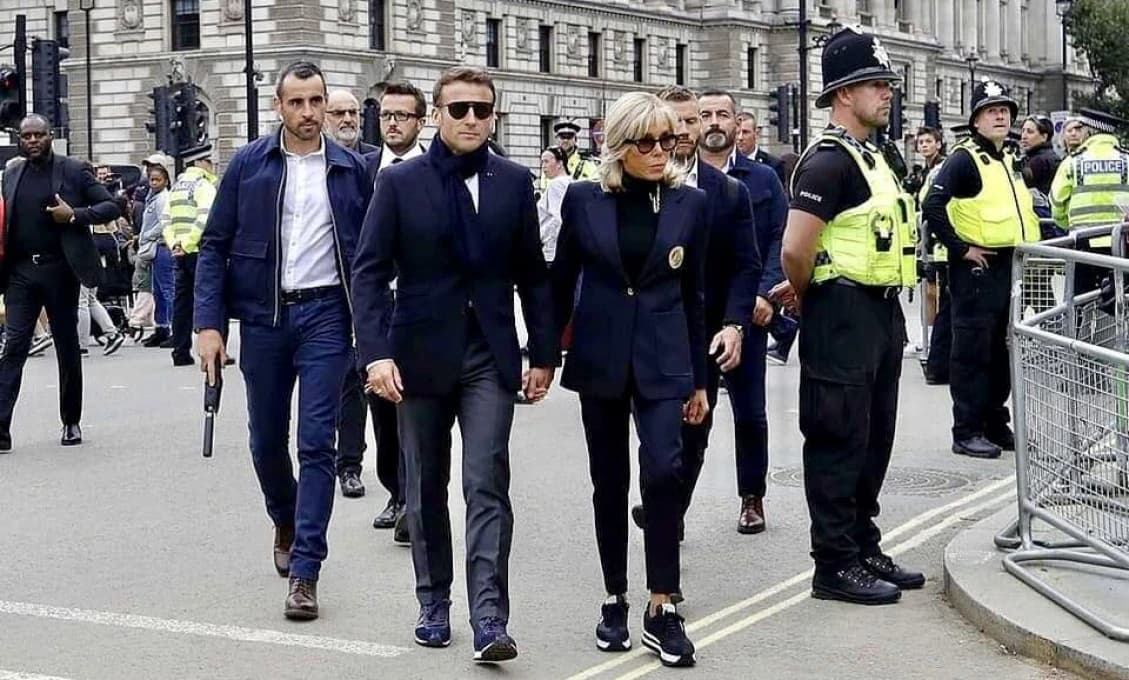 Fámy o Macronovej manželke sú umlčané, ozvena však znie ďalej