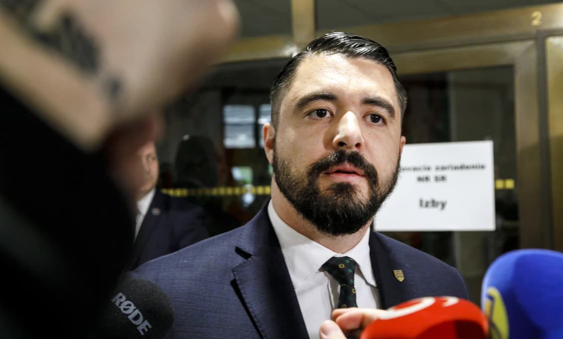 Kardinál podozrivý zo zneužívania tínedžera posielal kléru státisíce dolárov