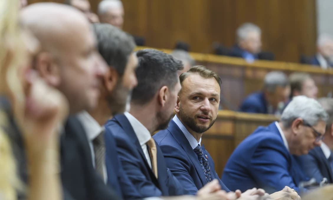Matúš Šutaj Eštok vyprášil chrbáty slabochovi Gröhling a Dírera postavil do kúta. Občania majú držkovej opozície plné zuby (VIDEO)