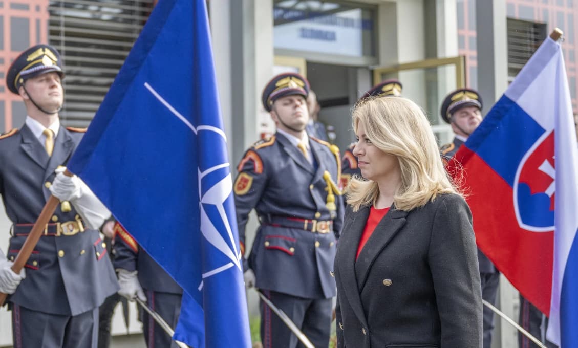 Čaputovej ódy a vlajka NATO pred Prezidentským palácom